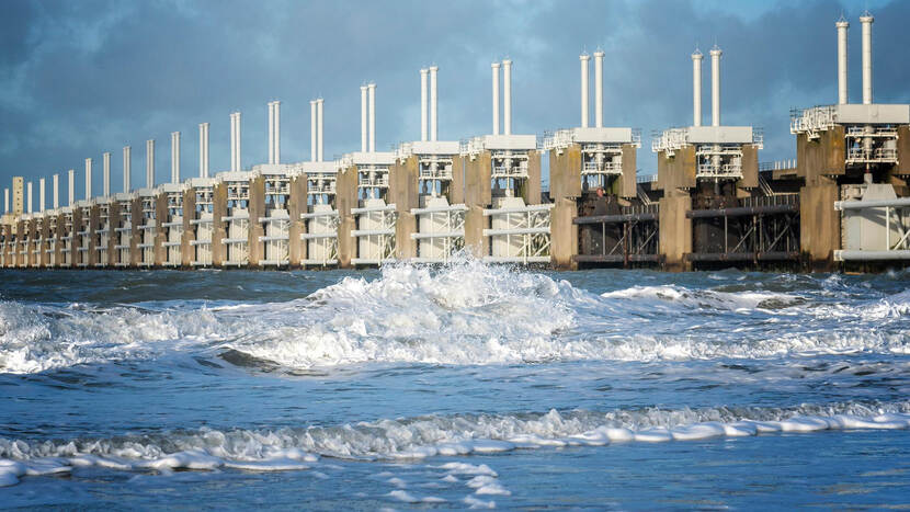 Zijaanzicht van de Oosterscheldekering