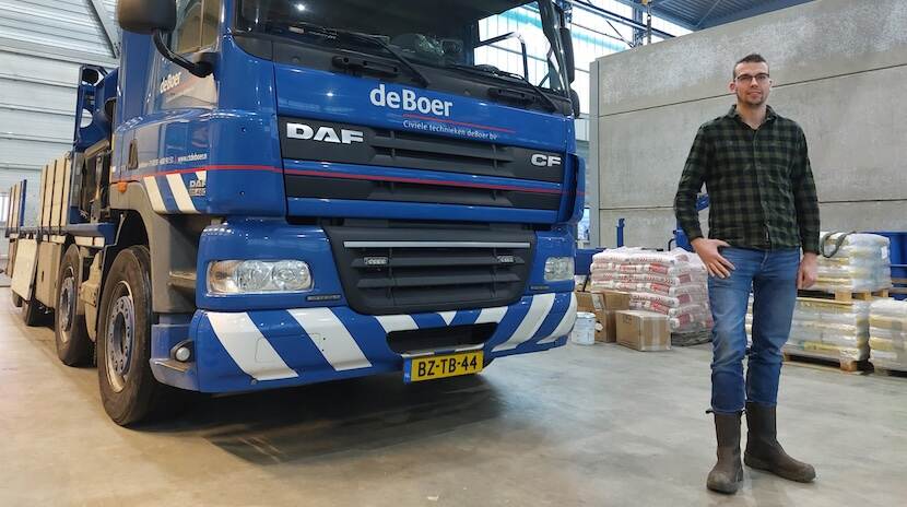Projectleider Roy Grieving poseert in de productiehal van staalconstructiebedrijf Rijnstaal voor een vrachtwagen van CT deBoer.