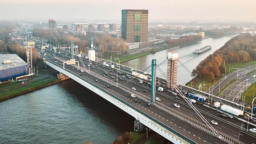 Luchtfoto van de Galecopperbrug in de A12 bij Utrecht, zicht op de brug richting het zuidoosten.