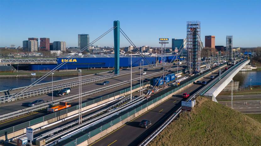 Luchtfoto van de Galecopperbrug bij Utrecht. De pylonen van de brug richting Arnhem staan in de steigers.
