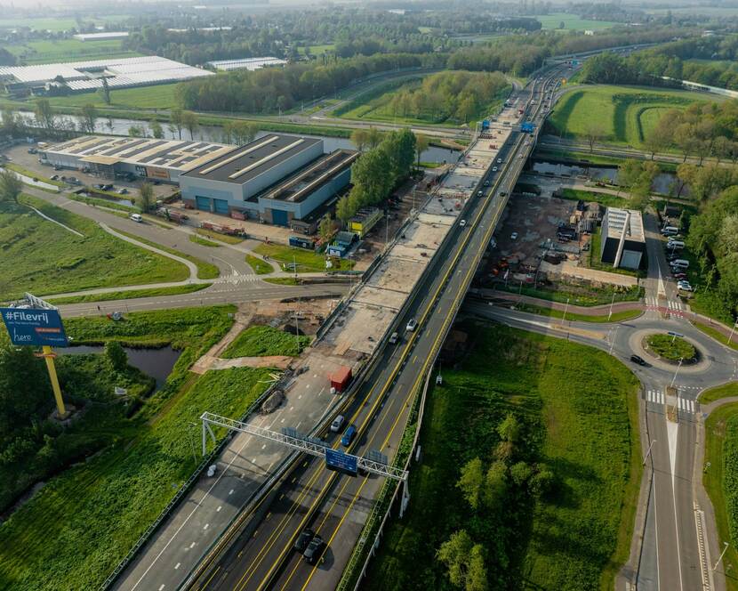Een dronefoto van de brug over de A7 waarop werkzaamheden te zien zijn