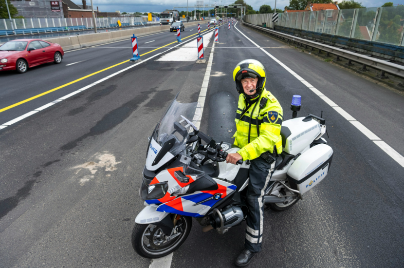 Politieagent Cor Zwier, verkeersadviseur van de politie Noord-Holland, op zijn politiemotor.