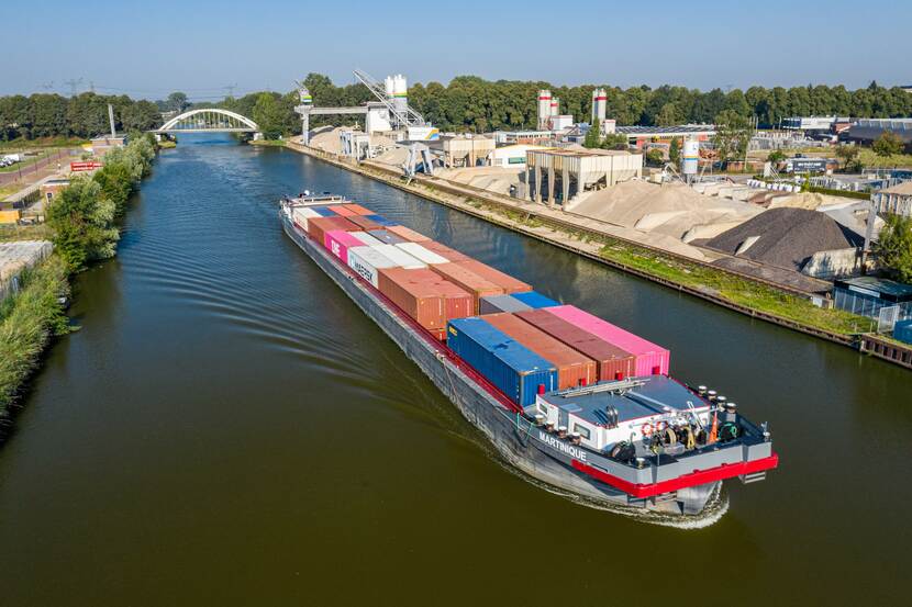 Containerschip op het Twentekanaal
