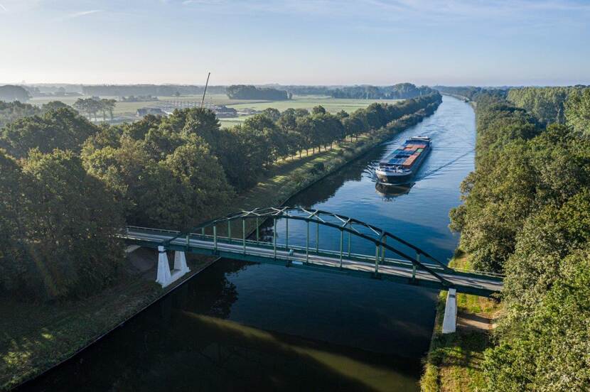 Schip op de zijtak van het Twentekanaal