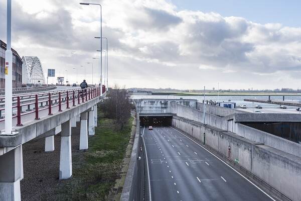 Foto van de ingang van de Noordtunnel vanaf de buitenkant met aan de zijkant de Brug over de Noord