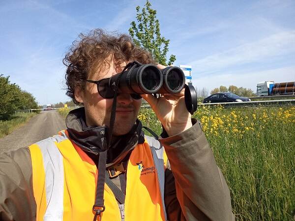 Ecoloog Ruud Hendriks kijkt door een verrekijker