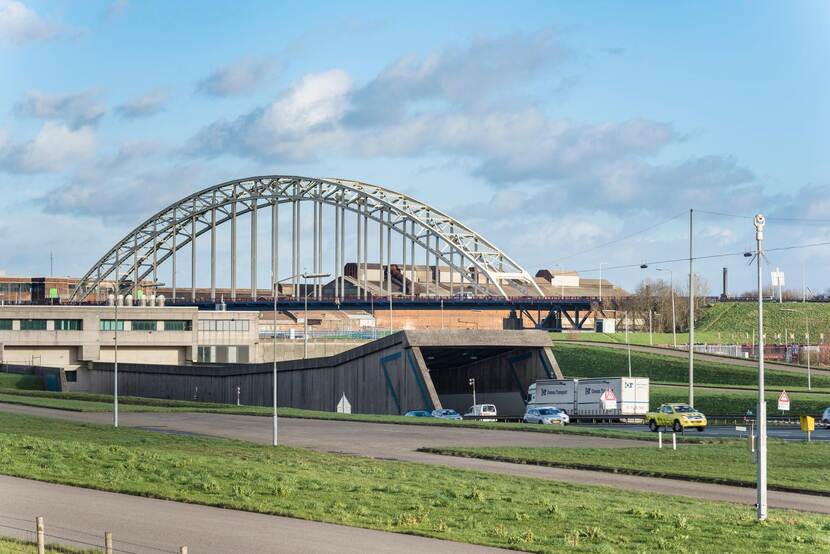 Noordtunnel (A15) en Brug over de Noord