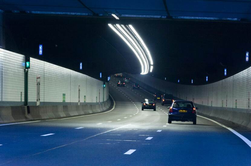 Auto in tunnel met ledverlichting