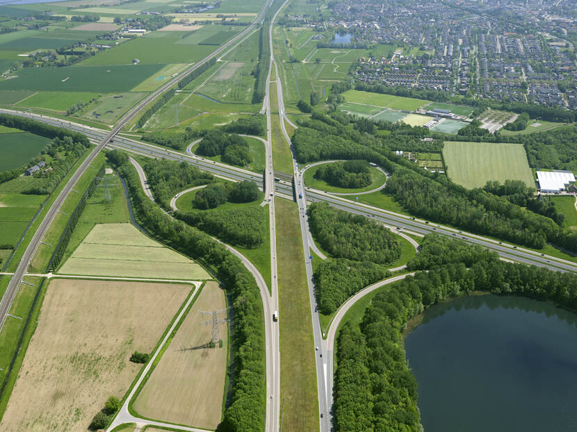 Luchtfoto van knooppunt Ressen, in oostelijke kijkrichting. Vanaf hier wil Rijkswaterstaat de A15 doortrekken.