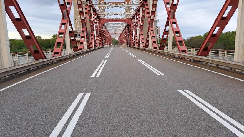 Nieuw asfalt op de brug