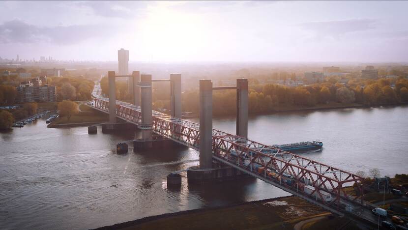 Droneshot van de Spijkenisserbrug