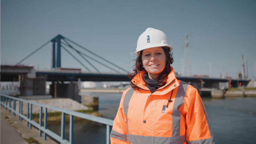 Omgevingsmanager Nicolette vd Berg licht toe hoe we de verbinding Suurhoffbrug de komende jaren in stand houden