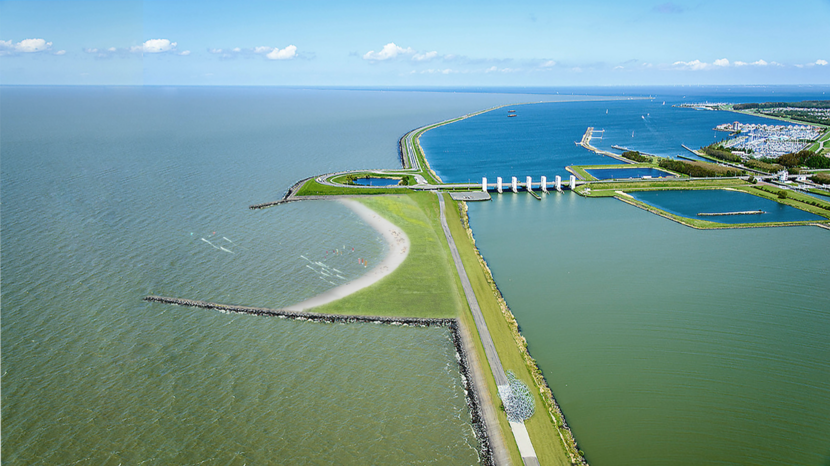 Impressie van het watersportstrand bij Lelystad, aan het begin van de Houtribdijk