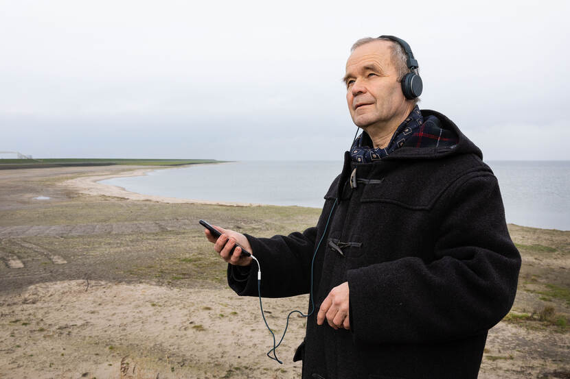 Erfgenaam Rudy Luijters geniet via de speciale app van het engelengezang bij de Houtribdijk.